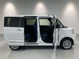 両側パワースライドドア付きだから、狭い駐車スペースなどでの 乗り降りラクラク!小さなお子さまのいるご家庭には嬉しい装備。
