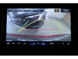 バックカメラ装備。運転席からは死角になる場所をカメラが補完しますので安全です。また、ガイド線が曲がる方向に動くタイプなので、初めての駐車場に止めるときや縦列駐車などの時に便利です。