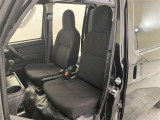 厚みがあって、座り心地のいいシート。運転席も助手席もリラックスしてゆったりと座れます♪