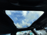 【ガラスルーフ】ガラスルーフ搭載で車内の解放感が一気にアップ!開放的なドライブをお楽しみいただけます。