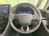 インテリアに合わせたデザインのステアリングは、運転される方のことも考え、運転しやすい形状、大きさです。是非一度、実際に触ってお確かめください。