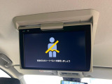 【フリップダウンモニター】大画面モニターで後席でもエンタメをお楽しみいただけます。小さなお子様にも大人気の装備です♪