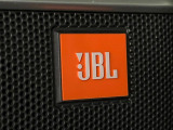 【JBLサウンドシステム】メーカーオプションの高品位サウンドシステムを搭載。専用のチューニングが施された大小様々なスピーカーから良質なサウンドが奏でられ、臨場感あふれる音響空間を演出します。
