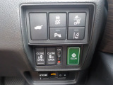 運転席から各種ボタンの操作がしやすいように設計されたデザイン。ドライブなでもスマートに操作ができます♪
