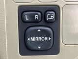 【電動格納ミラー】サイドミラーは電動格納式となっており、狭い駐車場でもキズがつくリスクを抑えられます。