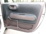 内張りは中古車なので多少のキズはあります。