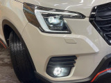 【LEDヘッドライト】悪天候や夜間走行時も良好な視界を確保し安心して運転できる高輝度LEDヘッドライトを装備!点灯速度が早く、消費電力も抑えられています。