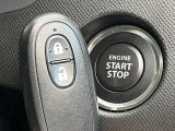 【キーレススタートシステム】カバンやポケットに入れたままでもドアの施錠・解錠が可能なスマートキーを装備。エンジンのオン・オフ時もカギを取り出す必要が無いからとっても便利です♪