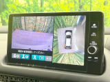 【マルチビューカメラシステム】専用のカメラにより、上から見下ろしたような視点で360度クルマの周囲を確認することができます☆死角部分も確認しやすく、狭い場所での切り返しや駐車もスムーズに行えます。