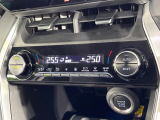 【左右独立型フルオートエアコン】運転席と助手席でそれぞれお好みの温度に設定可能。同乗者にも配慮した、快適な空調をお届け致します。