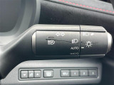 【オートライト(AUTO)】外の明るさをシステムが感知して、自動でヘッドライトが点灯します。ヘッドライトをつけ忘れを防ぐ便利機能です。