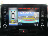 バックギアを入れるとナビ画面上に全方位モニターが表示されるので、車庫入れがラクになります。