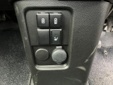 【運転席シートヒーター/USB電源ソケット】じんわりあたたまるうれしいシートヒーター◎エアコンの乾いた風がちょっと苦手という方も安心◎2種類のUSBソケット電源便利便利充電不足の不安も解消出来ちゃいます◎