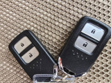 便利なスマートキー付き。キーを取り出さずにドアの施錠・解錠やエンジン始動が可能です。