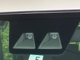 【スマートアシスト】走行中に前方の車両等を認識し、衝突しそうな時は警報とブレーキで衝突回避と被害軽減をアシスト。より安全にドライブをお楽しみいただけます。