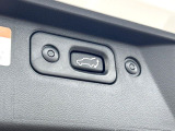【パワーバックドア】スマートキーや運転席のボタンを押すだけでリアゲートが自動で開閉します!荷物を持っている時や、高い位置にあるバックドアを閉める際に便利な機能です♪
