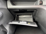 【グローブボックス】大容量のグローブボックスです!!車検証ケース他、日頃使う小物類の収納スペースもたくさんあります!