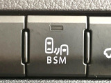 【ブラインドスポットモニター】走行中、ドアミラーの死角になりやすい箇所に後続車が接近するとサイドミラーのレンズに警告を表示!ドライバーに注意喚起をしてくれます。