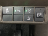 ハンドルの右側にはヘッドライトレベライザーとHondaセンシング用のメインスイッチがついています。ヘッドライトレベライザーは道路状況や積荷の加重に応じてライトの高さを調節できます。