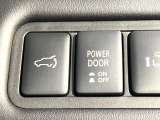 【パワーバックドア】スマートキーや運転席のボタンを押すだけでリアゲートが自動で開閉します!荷物を持っている時や、高い位置にあるバックドアを閉める際に便利な機能です♪