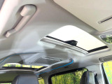 【サンルーフ】開放感たっぷりの希少装備、サンルーフが装着されています!車内に明かりを取り入れたり景色を楽しむ以外にも、車内の空気も簡単に換気できて快適です!