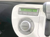 【オートエアコン】一度お好みの温度に設定すれば、車内の温度を検知し風量や温度を自動で調整。暑い&hellip;寒い&hellip;と何度もスイッチ操作をする必要はありません。快適な車内空間には必須の機能ですね♪