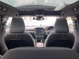 【パノラマガラスルーフ】固定式のガラスルーフで明るい車内空間を演出。日差しの強い日は電動スライドカーテンで調整するなど、季節を問わず開放的なドライブをお楽しみいただけます。