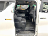 【後部座席】大人が座っても余裕のある広さです!!頭上や足元のスペースも広く取ってあります!