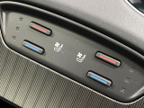【シートヒーター&ベンチレーション】夏場は涼しい風でお尻や背中の熱やムレを防ぎ、冬はエアコンよりも早く温まってポカポカに!季節を問わず快適に過ごせます。
