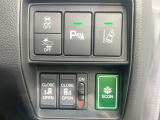【両側パワースライドドア】スマートキーや運転席のスイッチで後席両側スライドドアの開閉が可能♪電動だから力を入れてドアを開ける必要が無く、小さなお子様でも簡単に開け閉めでき快適です♪