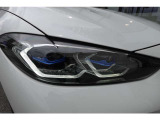 【LEDヘッドライト】先進のテクノロジーを採用し、照射される白色光の周波特性は太陽に近く、自然な明るさで夜道を明確に照らし出します。夜間はもちろん悪天候の日中でも優れた視認性を発揮し、安全性を高めます。