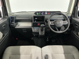 【インパネ】運転のしやすさを最優先に設計された見晴らしの良いフロントビュー。車両間隔が掴みやすく狭い道でも安心♪「安全」と「品質」を最優先に、安心してお乗りいただけるクルマを提供いたします。