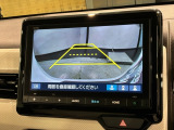 リバースギアに入れるだけで後方の表示へ切り替わります。夜間や雨の日の駐車も楽になりますよ。