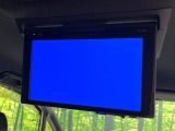 【フリップダウンモニター】大画面モニターで後席でもエンタメをお楽しみいただけます。小さなお子様にも大人気の装備です♪