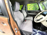 運転席まわりには十分なスペースがあり、大柄な方でもゆったり運転していただける環境です。