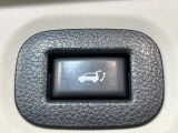 【パワーバックドア】スマートキーや運転席のボタンを押すだけでリアゲートが自動で開閉します!荷物を持っている時や、高い位置にあるバックドアを閉める際に便利な機能です♪