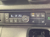 【オートエアコン】一度お好みの温度に設定すれば、車内の温度を検知し風量や温度を自動で調整。暑い&hellip;寒い&hellip;と何度もスイッチ操作をする必要はありません。快適な車内空間には必須の機能ですね♪