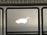 【パワーバックドア】スマートキーや運転席のボタンを押すだけでリアゲートが自動で開閉します!荷物を持っている時や、高い位置にあるバックドアを閉める際に便利な機能です♪