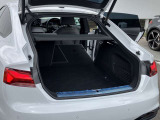 開口部が低く設定されているので、荷物の積み下ろしがスムーズに行えます。更に分割可倒式リアシートの採用でシートのバックレストを倒すと、大きく長い荷物も積み込めます。