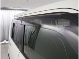 タバコを吸われる方は窓を少しだけ開けても雨が入ってこずに煙だけ社外に追い出せます。