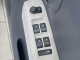 【電動格納ミラー】サイドミラーは電動格納式となっており、狭い駐車場でもキズがつくリスクを抑えられます。