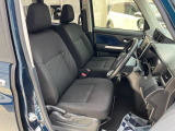 運転席まわりには十分なスペースがあり、大柄な方でもゆったり運転していただける環境です。