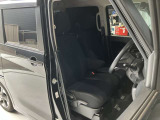 運転席まわりです。運転席からの視界が左右に広く隅々まではっきりと見渡せます!クルマの前端も把握しやすく安心して運転できます!