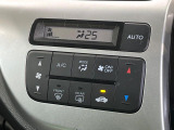 【オートエアコン】一度お好みの温度に設定すれば、車内の温度を検知し風量や温度を自動で調整。暑い&hellip;寒い&hellip;と何度もスイッチ操作をする必要はありません。快適な車内空間には必須の機能ですね♪