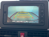 見にくい後方をモニターに映してくれるバックモニター搭載!駐車時にとても便利な機能です♪香川県での新車・中古車の購入や車検・定期点検など、おクルマのことなら香川ダイハツモータースへお任せください!!