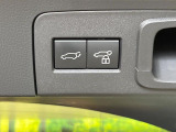 【パワーバックドア】スマートキーや運転席のボタンを押すだけでリアゲートが自動で開閉します!荷物を持っている時や、高い位置にあるバックドアを閉める際に便利な機能です♪