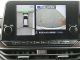 全周囲カメラで、クルマを上空から見下ろしているかのような映像を映し出します。周囲の状況がひと目でわかります!