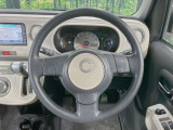 インテリアに合わせたデザインのステアリングは、運転される方のことも考え、運転しやすい形状、大きさです。是非一度、実際に触ってお確かめください。