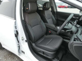 高級感のある上質なシートです。前席にはシートヒーターが付いています。また運転席はパワーシートになります。
