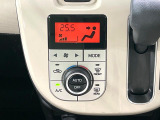 【オートエアコン】一度お好みの温度に設定すれば、車内の温度を検知し風量や温度を自動で調整。暑い&hellip;寒い&hellip;と何度もスイッチ操作をする必要はありません。快適な車内空間には必須の機能ですね♪